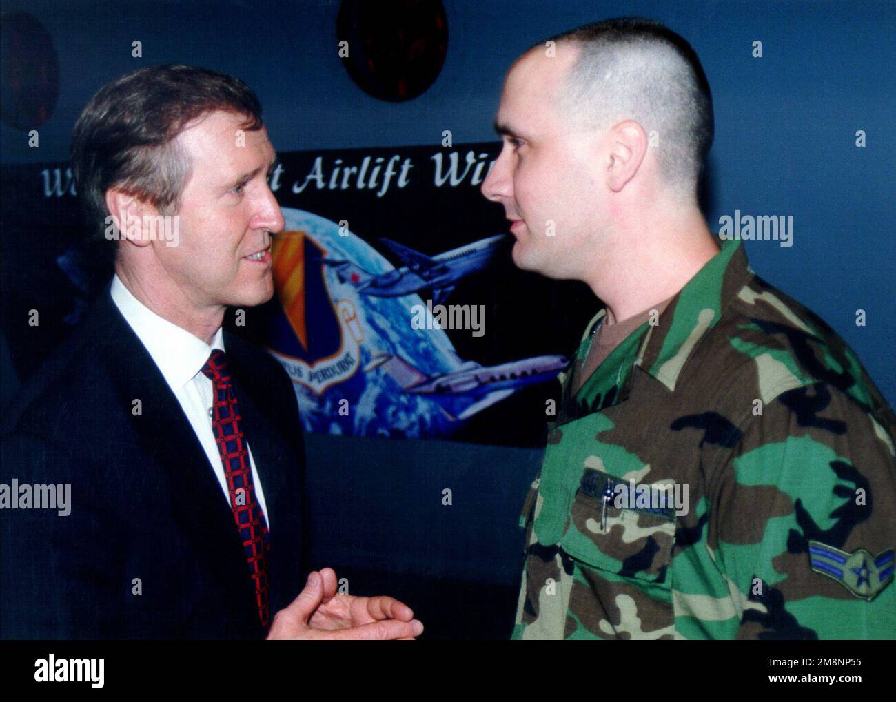 Il Segretario della Difesa William Cohen parla con A1C Paul French, membro del 786 Communications Squadron, Ramstein Air base, Germania, il 5 maggio 1999. Il Segretario Cohen ha accompagnato il Presidente (non mostrato) in visita alla base aerea di Ramstein, ringraziando le truppe (non mostrate) per il loro sostegno alle operazioni della forza alleata e sostenendo la speranza. Oggetto/Serie: ALLIED FORCESUSTAIN HOPE base: Ramstein Air base Stato: Rheinland-Pfalz Paese: Deutschland / Germania (DEU) Foto Stock