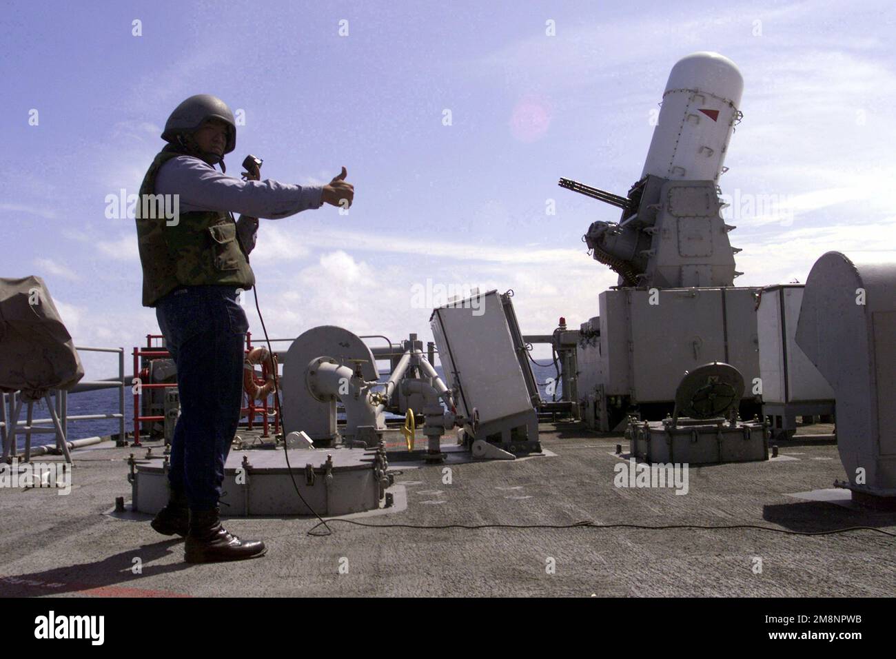 US Navy Fire Control Technician 3rd Class Jay Batoon funge da osservatore per la sicurezza e indica l'OK in quanto USS REUBEN JAMES (FFG 57) si prepara a testare il proprio CIWS (Close-in Weapons System) al largo della costa nord-occidentale del Sud America mentre si è in viaggio per esercitare IL LAVORO DI SQUADRA SUD '99. Reuben James condurrà operazioni bilaterali con la marina cilena. (Immagine substandard). Soggetto operativo/Serie: LAVORO DI SQUADRA SUD '99 base: USS Reuben James (FFG 57) Foto Stock