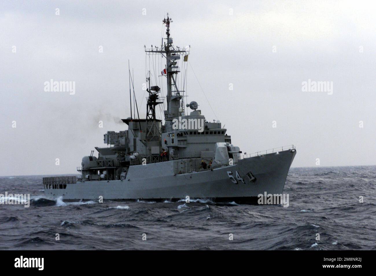 La fregata della Marina peruviana MARIATEGUI (FM 54) pattuglia vicino alla USS REUBEN JAMES (FFG 57) (non mostrata) durante esercizi di allenamento congiunti mentre si è in viaggio per esercitare IL LAVORO DI SQUADRA DEL SUD '99 dove Reuben James condurrà operazioni bilaterali con la marina cilena. Soggetto operativo/Serie: LAVORO DI SQUADRA SUD '99 Paese: Sconosciuto Foto Stock