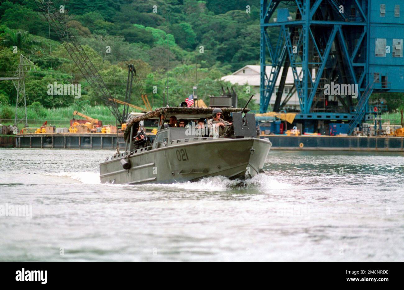 Marines a bordo di un Riverine Assault Craft fornisce la secruità posteriore per gli Stati Uniti Naval Submarine HAWKBILL (SSN 666) (non mostrato). I Marines aiutano ad assicurare un passaggio sicuro attraverso il canale di Panama. Distaccata da 2nd Marine Division, la Small Craft Company fa parte degli Stati Uniti Distaccamento di sicurezza Panama, forze marine Sud. I Marines stanno fornendo la sicurezza durante il turn over del canale di Panama e delle basi degli Stati Uniti al governo panamense. Paese: Panama (PAN) Foto Stock