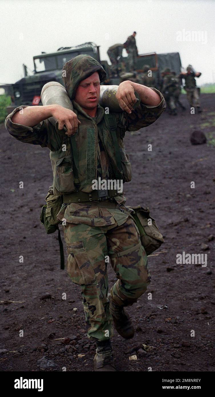 LCPL Sheldon of India Battery, 3rd battaglione, 12th Marines, ventinove Palms, California, Trasporta due pesanti round di artiglieria Howitzer da 105 mm da un camion da 5 tonnellate al suo equipaggio vicino al Monte Fuji. Base: Monte Fuji Paese: Giappone (JPN) Foto Stock