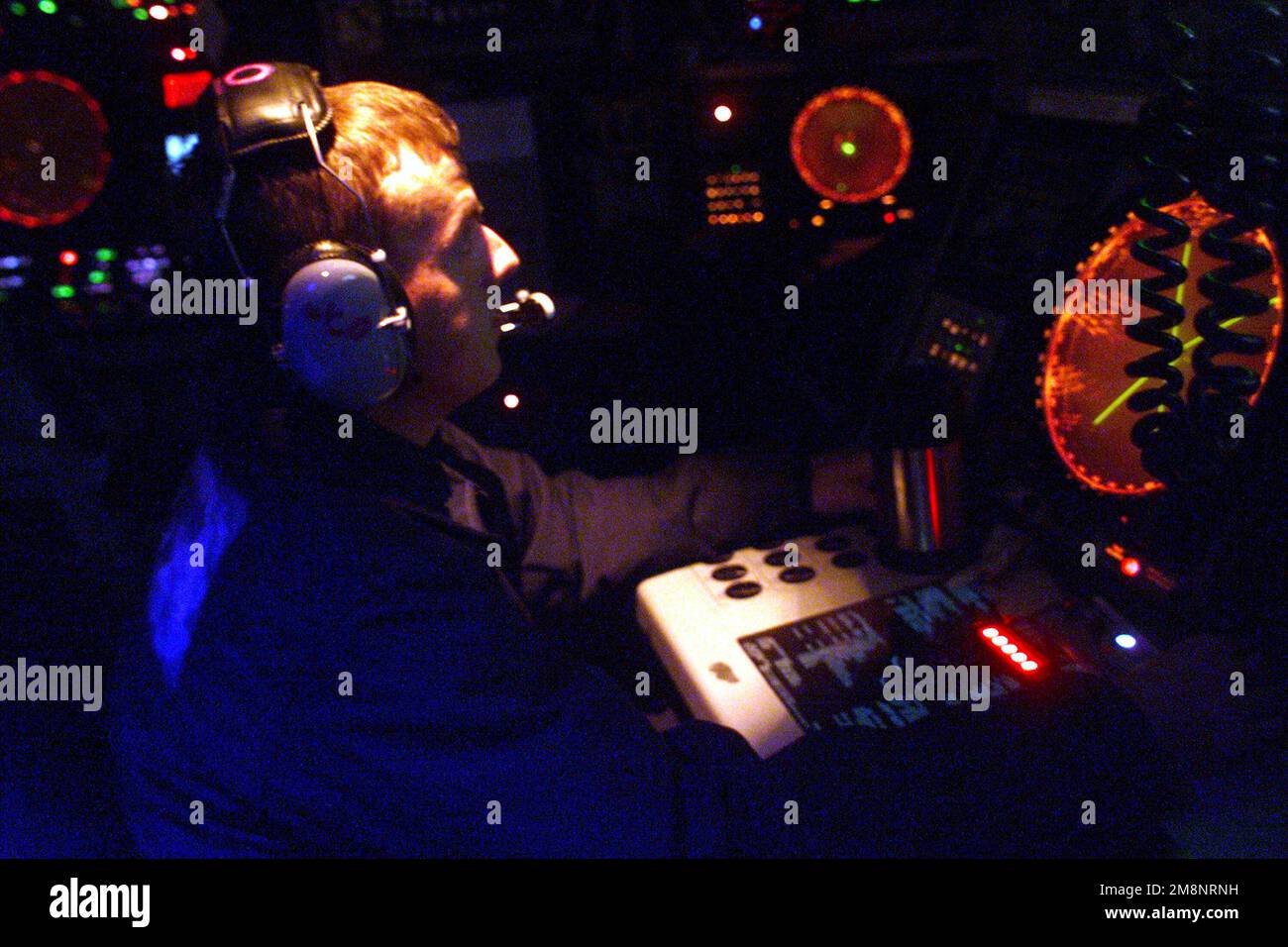 US Navy Fire Control Technician Second Class Tim Hartzog, funge da ufficiale di controllo delle armi a bordo della USS REUBEN JAMES (FFG 57) durante il lavoro DI SQUADRA A SUD '99 al largo della costa del Cile. Soggetto operativo/Serie: LAVORO DI SQUADRA SUD '99 base: USS Reuben James (FFG 57) Foto Stock