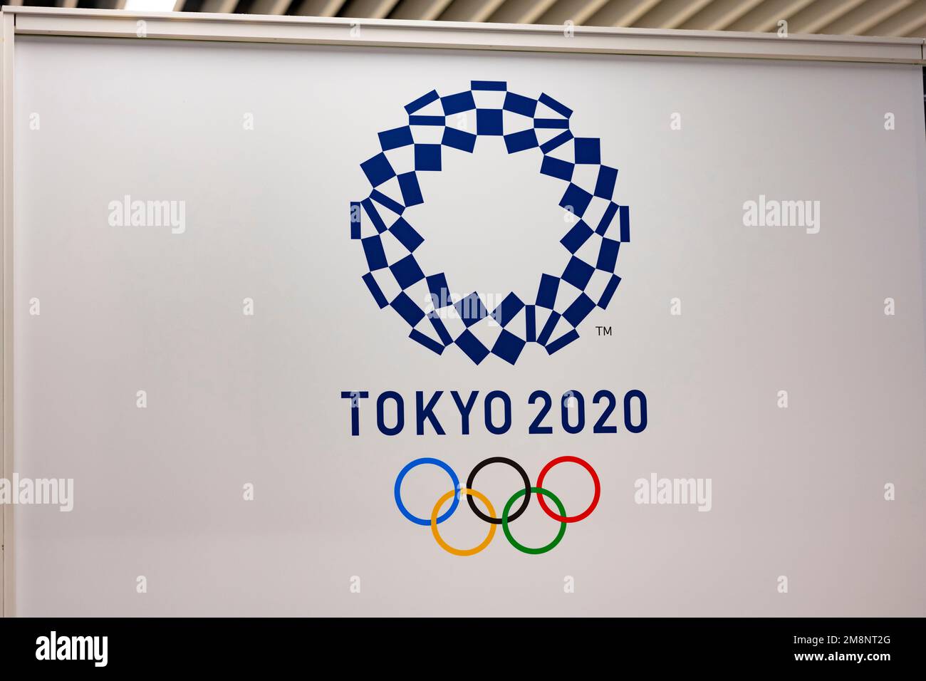 Chiba, Prefettura di Chiba, Giappone. 14th Jan, 2023. Il logo dei Giochi Olimpici di Tokyo 2020. Le Olimpiadi di Tokyo 2020, originariamente previste per il 2020, si tennero nel 2021 a causa della pandemia COVID-19, era la seconda volta che i Giochi Olimpici estivi si tenevano in Giappone. I Giochi hanno caratterizzato 33 sport e 339 eventi, con atleti di tutto il mondo in competizione per le medaglie. L'evento è stato organizzato in base a rigorosi protocolli di sicurezza per prevenire la diffusione di COVID-19. Tokyo Auto Salon (Æ±äº¬ã‚ªãƒ¼ãƒˆã‚µãƒ-ãƒ³) è considerato uno dei più prestigiosi aftermarket car show nel mondo, attirando gli appassionati di auto, Foto Stock