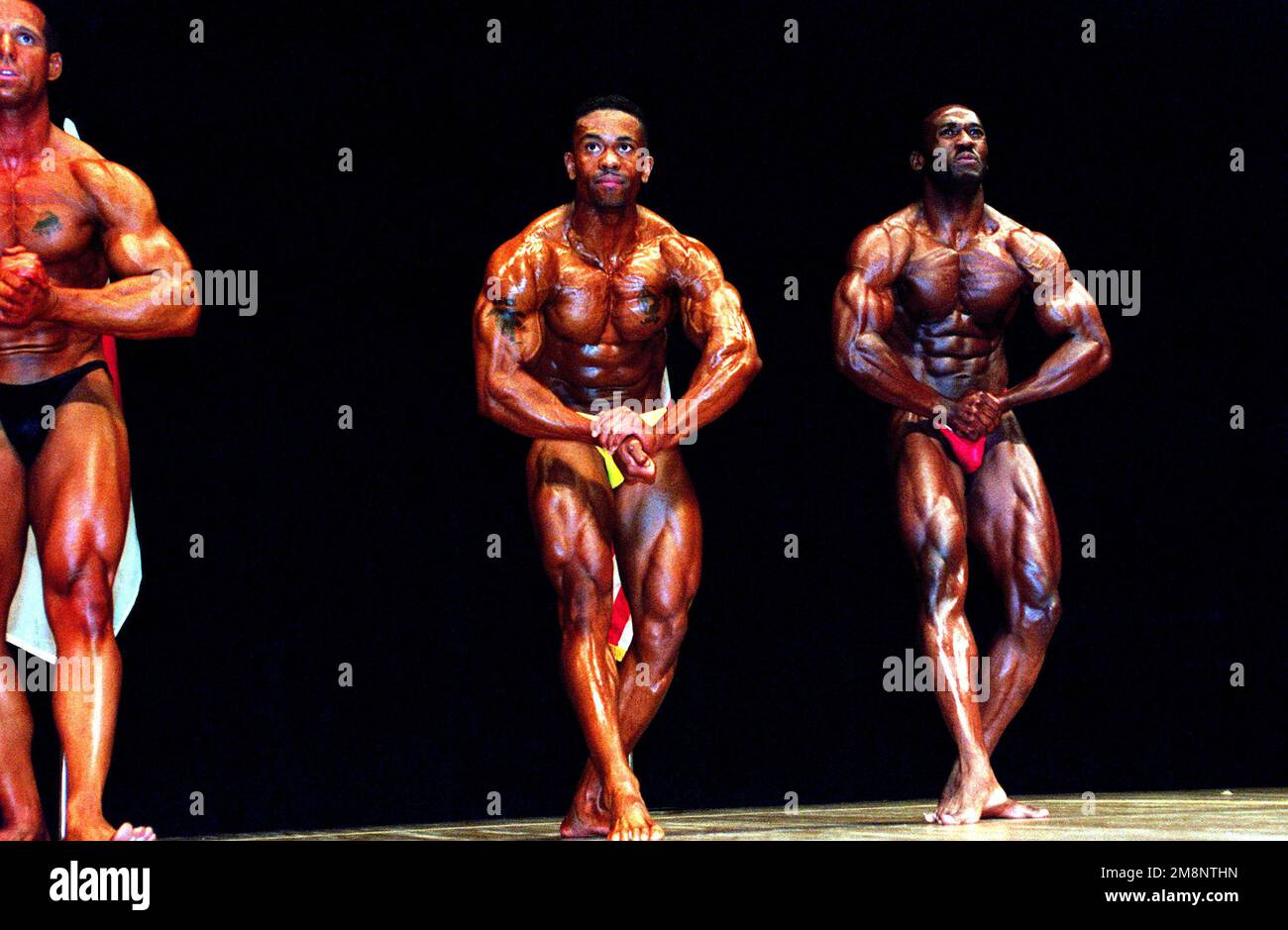 Shawn Wolfe e Derrick Anderson Strike si pongono durante le finali del campionato annuale di body building del Giappone del 9th. Quasi 40 concorrenti della base aerea di Misawa e della comunità di Misawa City hanno partecipato al concorso tenuto al centro amministrativo di Misawa. Circa 1.500 persone dalla base e dalle comunità circostanti hanno partecipato alle finali del campionato. Base: Naval Air Facility, Misawa Stato: Aomori Paese: Giappone (JPN) Foto Stock