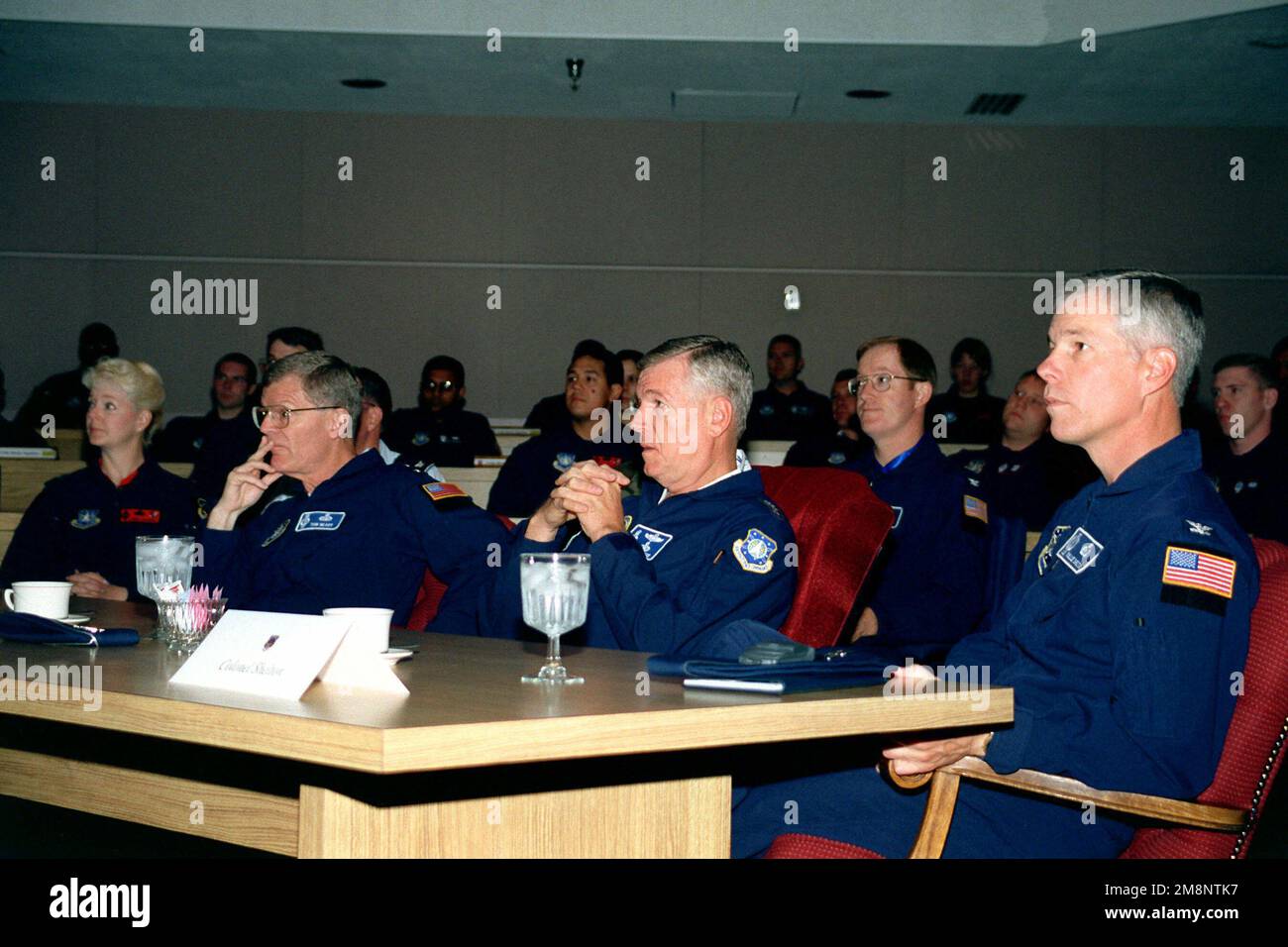 Il generale DELL'aeronautica STATUNITENSE Richard B. Myers (2nd da destra), comandante in CAPO, North American Aerospace Defense Command, Peterson Air Force base, Colorado, si siede in un briefing prima della partenza con il generale maggiore dell'USAF Thomas H. Neary (3rd da destra), il comandante, 20th Air Force, F.E. Warren AFB, Wyoming, e colonnello William L. Shelton (a destra), Comandante, 90th Space Wing, F.E. Warren AFB, Wyoming. L'evento si è svolto a Peterson AFB, CO, il 25th luglio 1999. Base: Peterson Air Force base Stato: Colorado (CO) Paese: Stati Uniti d'America (USA) Foto Stock