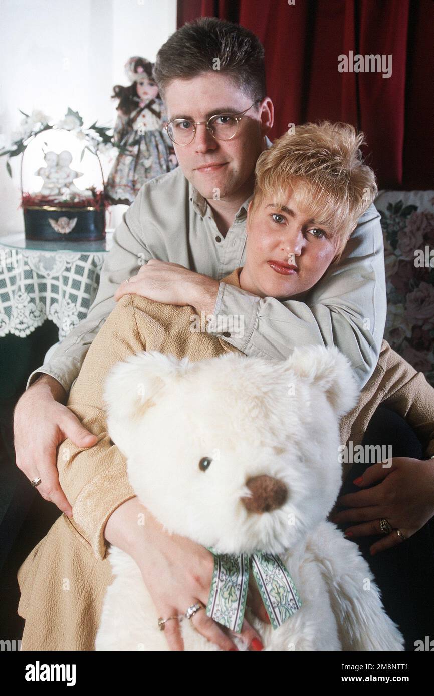 US Air Force SENIOR AIRMAN Troy e Tammy Alexanders 'ricordi sono le poche foto che il membro del personale dell'ospedale ha preso e doni che hanno ricevuto prima che il loro figlio è nato. Hanno potuto trascorrere solo pochi istanti con Giacobbe prima del suo passaggio. Senza l'aiuto della 'famiglia' dell'aeronautica militare, affrontare la morte di Jacob sarebbe stato schiacciante. La fotografia è stata inclusa con l'articolo '24 ore con Jacob.' (AIRMAN Magazine/Agosto 1999). Base: Kelly Air Force base Stato: Texas (TX) Paese: Stati Uniti d'America (USA) Foto Stock