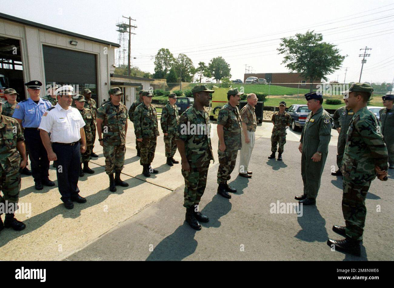 Scatto medio lungo, maggiore Generale Steven R. Polk, USAF, Comandante, 19th Air Force, Air Education and Training Command, Randolph Air Force base, texas, accompagnato dal colonnello Paul Fletcher, USAF, Comandante, 314th Airlift Wing, Little Rock AFB, Arkansas ispezionare i membri del dipartimento dei vigili del fuoco di Little Rock che sono stati nominati meglio nel Dipartimento della Difesa. Base: Little Rock Air Force base Stato: Arkansas (AR) Paese: Stati Uniti d'America (USA) Foto Stock