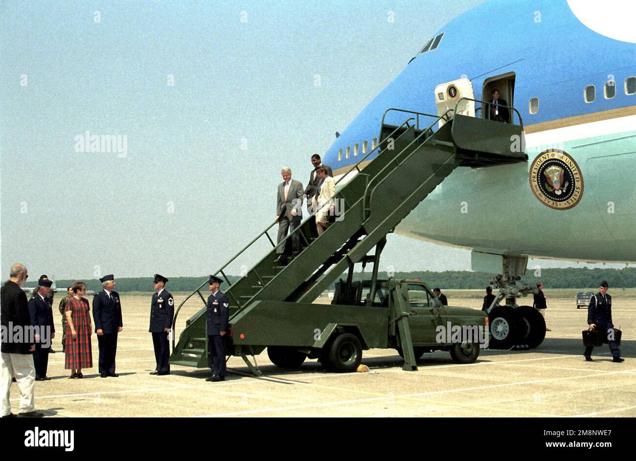 Scatto medio lungo, vista frontale sinistra, presidente William Clinton e senatore dell'Arkansas Blanche Lincoln sulle scale passeggeri da un VC-25 Air Force One, base dell'aeronautica di Little Rock, Arkansas. Base: Little Rock Air Force base Stato: Arkansas (AR) Paese: Stati Uniti d'America (USA) Foto Stock