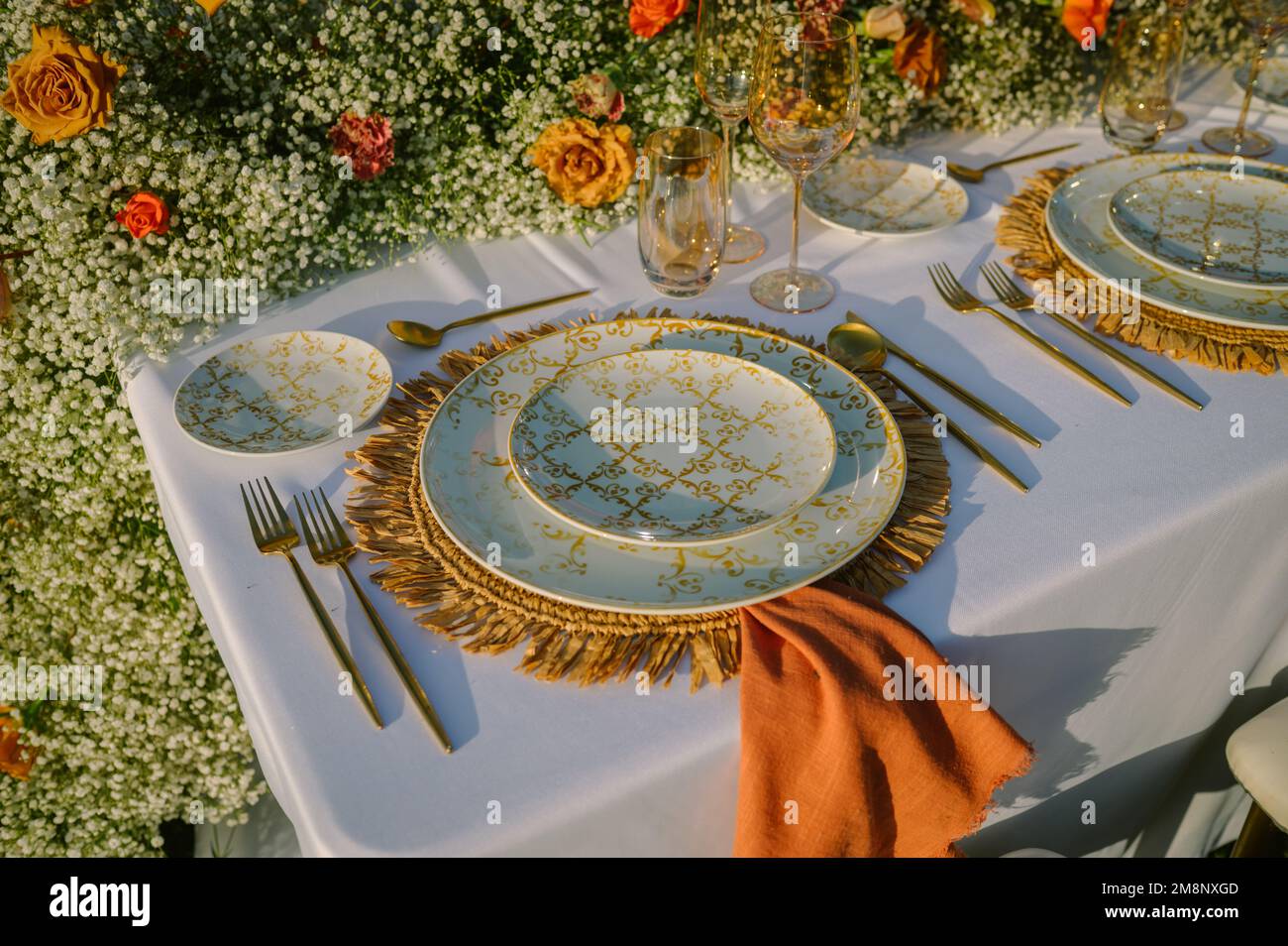 Servito tavolo da banchetto con fiori Foto Stock