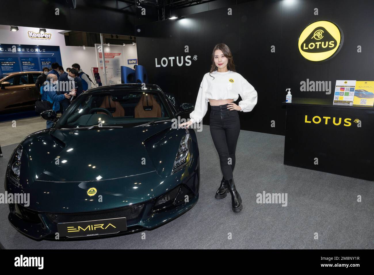 Chiba, Prefettura di Chiba, Giappone. 13th Jan, 2023. Un modello per Lotus posa con un Lotus Emira luzury sports car.Lotus è un lusso britannico e ad alte prestazioni produttore di auto noto per le sue auto sportive leggere e veicoli da corsa. Fondata nel 1952 da Colin Chapman, l'azienda ha una reputazione per la produzione di auto agili, veloci e ben gestite. Nel corso degli anni, Lotus ha prodotto diversi modelli iconici, come Lotus Elise, Lotus Exige e Lotus Evora. La società era di proprietà di Proton prima che Geely l'acquistasse nel 2017.Tokyo Auto Salon (Æ±äº¬ã‚ªãƒ¼ãƒˆã‚µãƒ-ãƒ³) è considerato uno Foto Stock