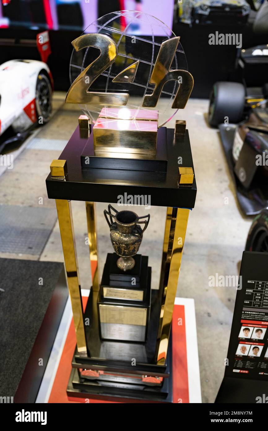 Chiba, Prefettura di Chiba, Giappone. 13th Jan, 2023. Un Trofeo per la 24 ore di le Mans World Endurance Championship RACE.Tokyo Auto Salon (Ʊ京オートサãƒ-ン) è considerato uno dei più prestigiosi aftermarket car show al mondo, attirando appassionati di auto, costruttori e media da tutto il mondo. Lo spettacolo offre un'ampia gamma di auto personalizzate e ad alte prestazioni, tra cui auto sportive, auto di lusso e anche camion e autobus. I visitatori possono anche aspettarsi di vedere i prodotti e la tecnologia correlati alle auto, come ruote, pneumatici, sistemi audio e elettronica per auto. Alcuni dei mos Foto Stock Chiba, Prefettura di Chiba, Giappone. 13th Jan, 2023. Un Trofeo per la 24 ore di le Mans World Endurance Championship RACE.Tokyo Auto Salon (Ʊ京オートサãƒ-ン) è considerato uno dei più prestigiosi aftermarket car show al mondo, attirando appassionati di auto, costruttori e media da tutto il mondo. Lo spettacolo offre un'ampia gamma di auto personalizzate e ad alte prestazioni, tra cui auto sportive, auto di lusso e anche camion e autobus. I visitatori possono anche aspettarsi di vedere i prodotti e la tecnologia correlati alle auto, come ruote, pneumatici, sistemi audio e elettronica per auto. Alcuni dei mos Foto Stock