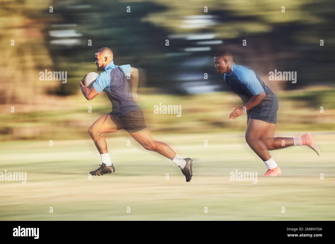 Giocatore di rugby di corsa mista che corre lontano da un avversario mentre tenta di segnare una prova durante una partita di rugby all'esterno su un campo. Atleta maschile ispanico Foto Stock