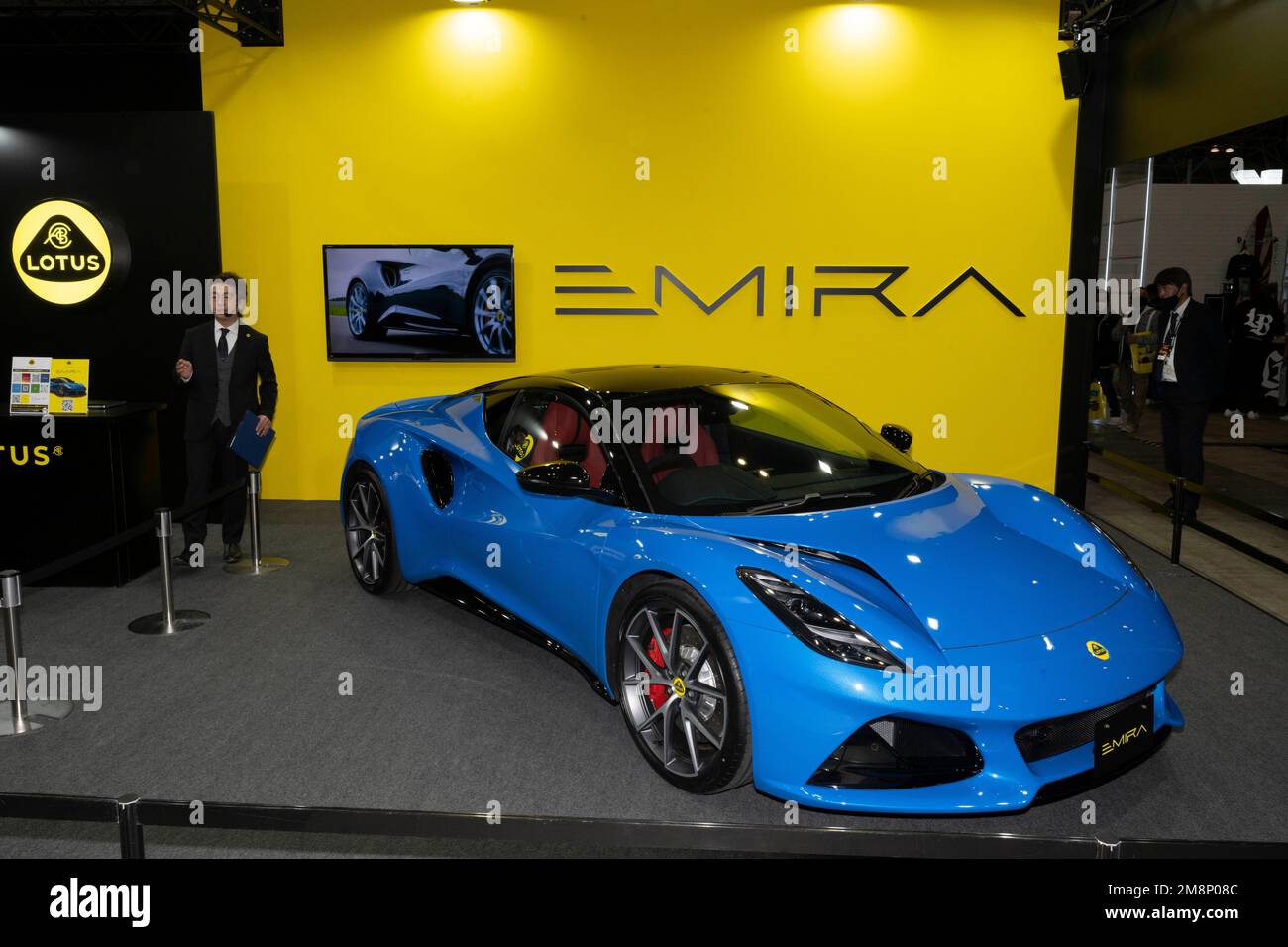 Chiba, Prefettura di Chiba, Giappone. 13th Jan, 2023. Un venditore dà un campo con un Emira Lotus sportiva di lusso car.Lotus è un lusso britannico e ad alte prestazioni produttore di auto noto per le sue auto sportive leggere e veicoli da corsa. Fondata nel 1952 da Colin Chapman, l'azienda ha una reputazione per la produzione di auto agili, veloci e ben gestite. Nel corso degli anni, Lotus ha prodotto diversi modelli iconici, come Lotus Elise, Lotus Exige e Lotus Evora. La società era di proprietà di Proton prima che Geely l'acquistasse nel 2017.si prende in considerazione Tokyo Auto Salon (Æ±äº¬ã‚ªãƒ¼ãƒˆã‚µãƒ-ãƒ³) Foto Stock