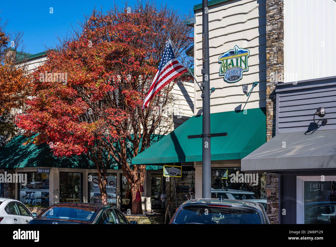 Negozi lungo Main Street nella località turistica di montagna di Highlands, North Carolina, in una bella giornata autunnale. (USA) Foto Stock
