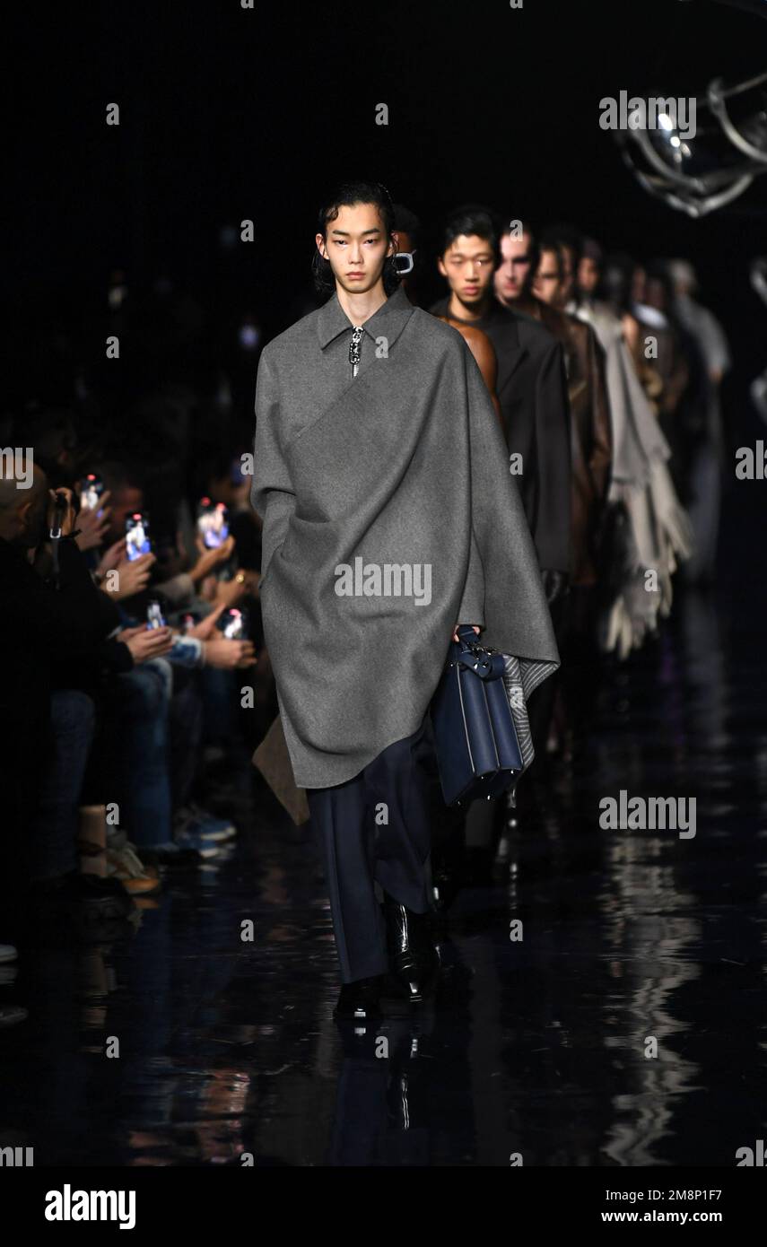 Milano, Italia. 14th Jan, 2023. I modelli presentano le creazioni per Fendi durante la settimana della moda maschile di Milano, il 14 gennaio 2023. Credit: Jin Mamengni/Xinhua/Alamy Live News Foto Stock