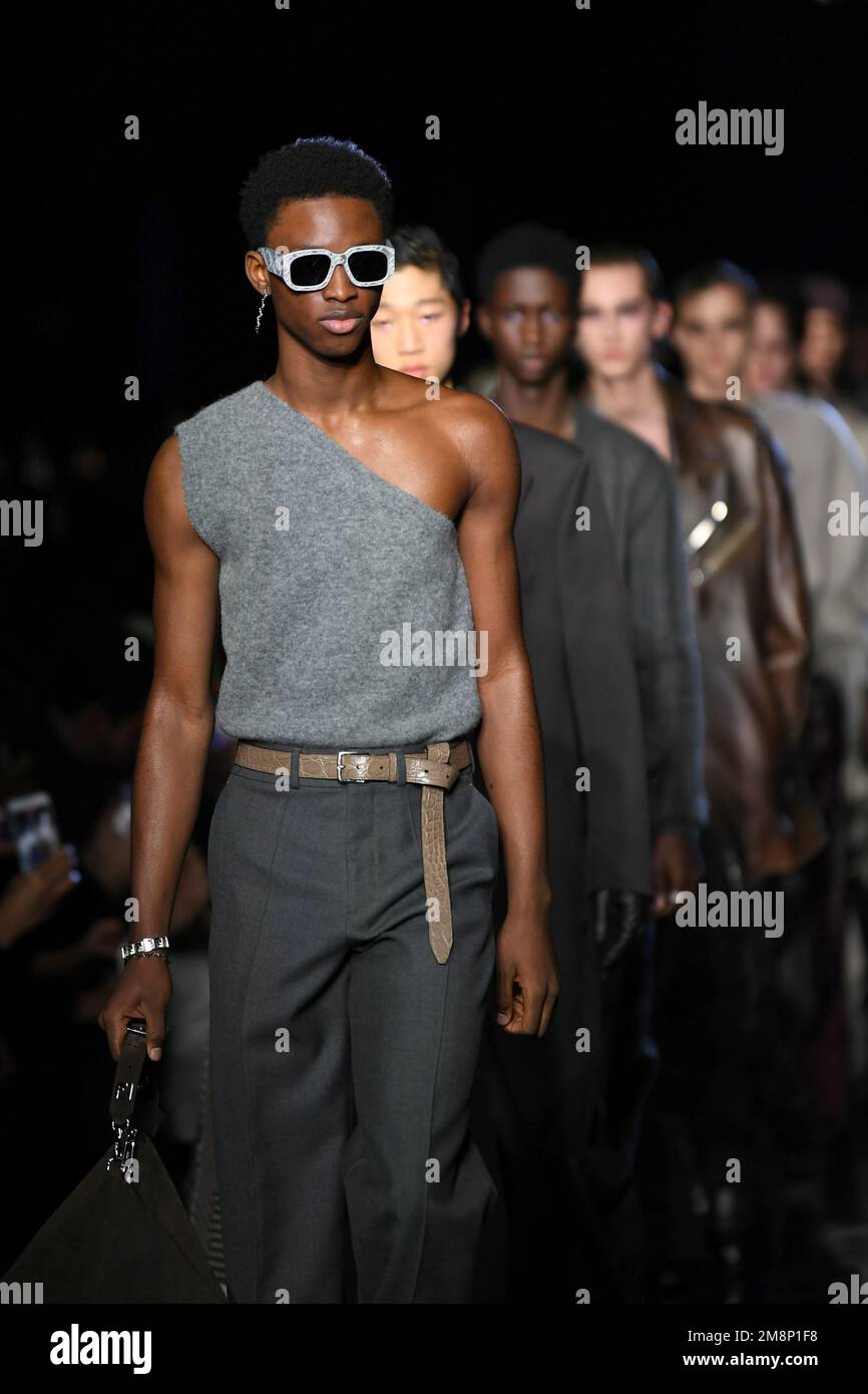 Milano, Italia. 14th Jan, 2023. I modelli presentano le creazioni per Fendi durante la settimana della moda maschile di Milano, il 14 gennaio 2023. Credit: Jin Mamengni/Xinhua/Alamy Live News Foto Stock
