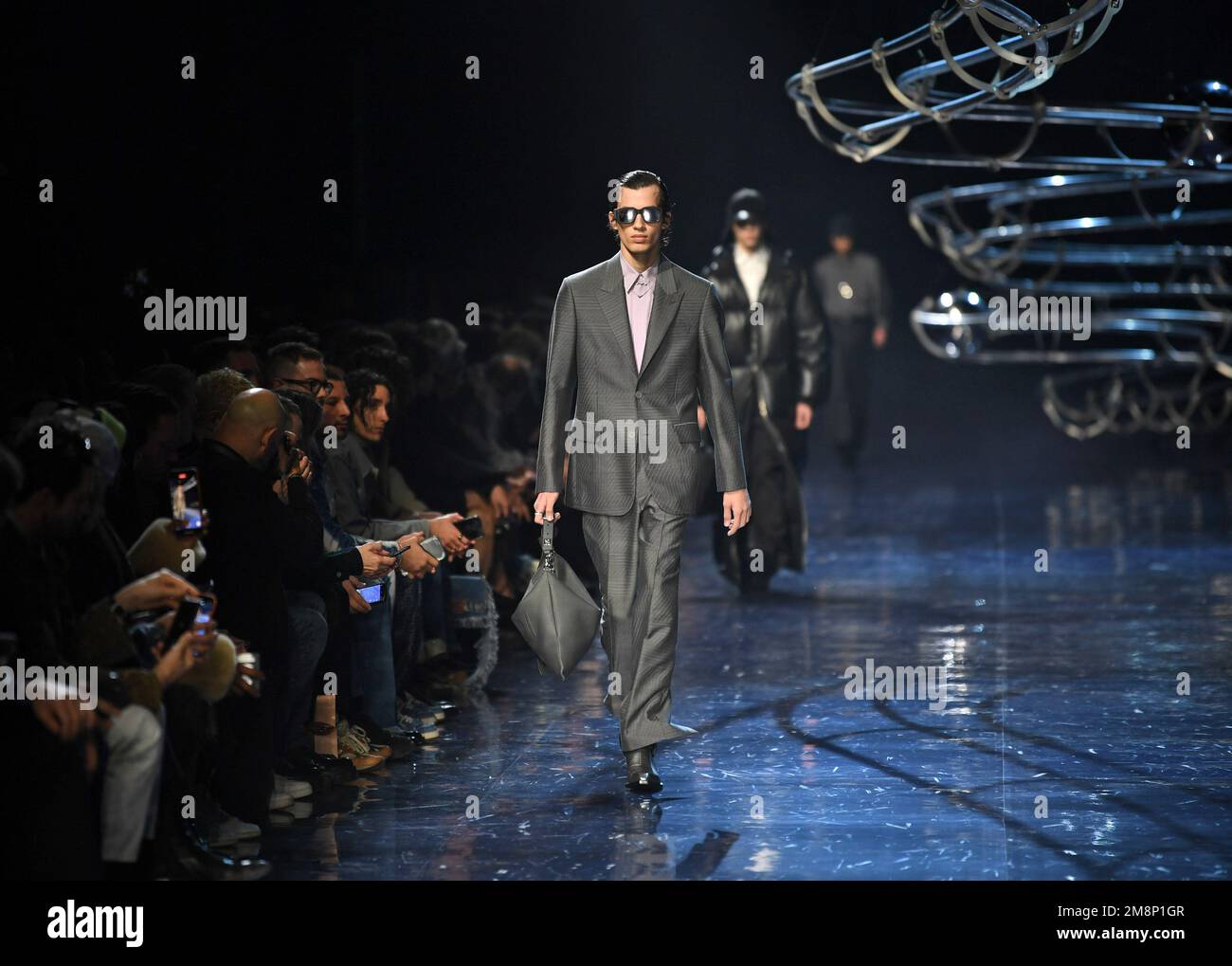 Milano, Italia. 14th Jan, 2023. I modelli presentano le creazioni per Fendi durante la settimana della moda maschile di Milano, il 14 gennaio 2023. Credit: Jin Mamengni/Xinhua/Alamy Live News Foto Stock