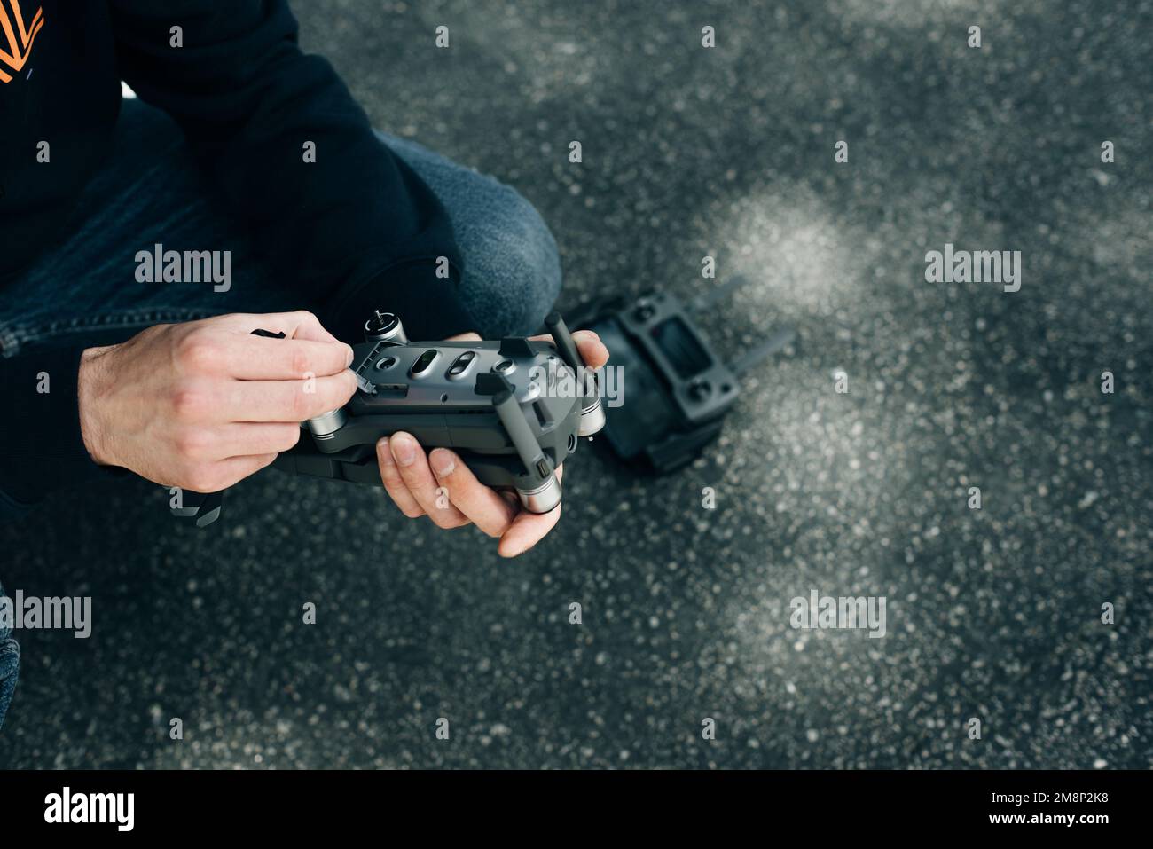 Addetto alla manutenzione che ripara il drone piccolo. Foto di alta qualità Foto Stock
