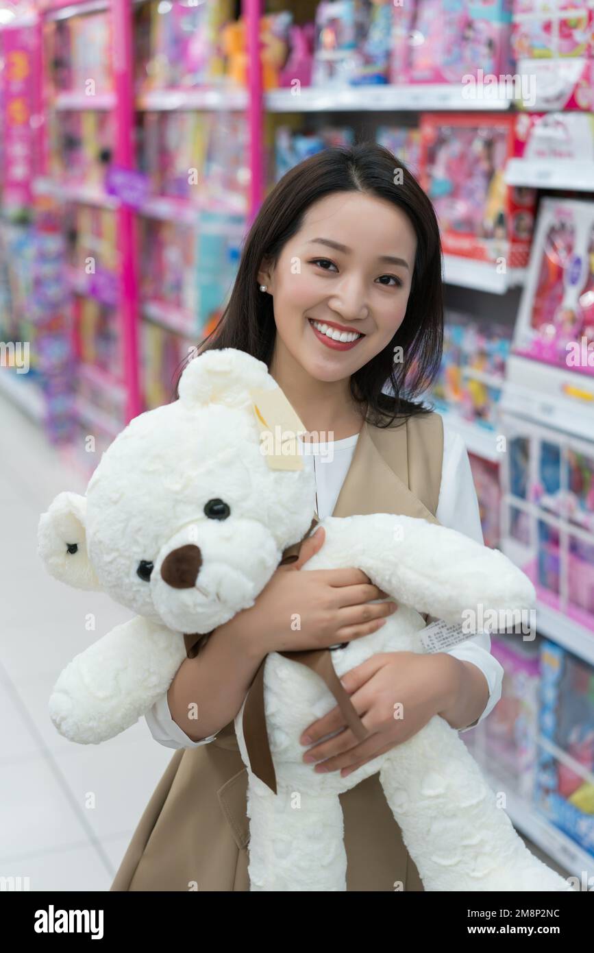 Una giovane donna che acquista nel supermercato Foto Stock