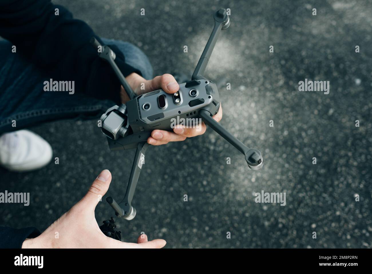 Addetto alla manutenzione che ripara il drone piccolo. Foto di alta qualità Foto Stock