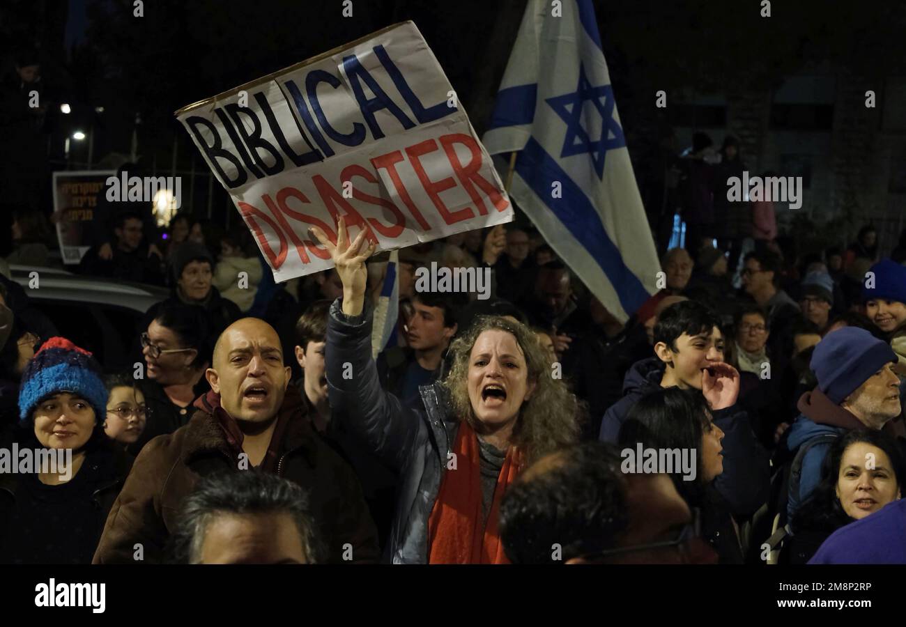 GERUSALEMME, ISRAELE - 14 GENNAIO: Una donna israeliana ha in mano un segno che recita "disastro biblico" durante una manifestazione contro il nuovo piano di sistema giudiziario del governo israeliano che mira a indebolire la Corte Suprema del paese al di fuori della residenza del presidente il 14 gennaio 2023, a Gerusalemme, Israele. Per un secondo fine settimana i manifestanti si sono schierati contro l'ampia e controversa riforma del sistema giuridico israeliano, che rafforzerebbe il potere dei funzionari eletti e ridurrebbe il potere dell'alta Corte di giustizia israeliana. Credit: Eddie Gerald/Alamy Live News Foto Stock