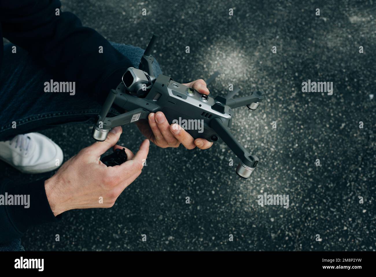 Addetto alla manutenzione che ripara il drone piccolo. Foto di alta qualità Foto Stock