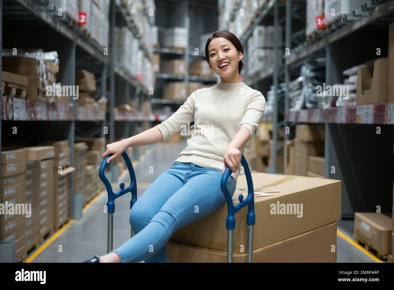 La giovane donna di scegliere e comprare articoli per la casa Foto Stock