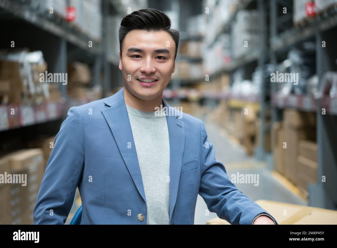 Un giovane uomo di scegliere e comprare articoli per la casa Foto Stock