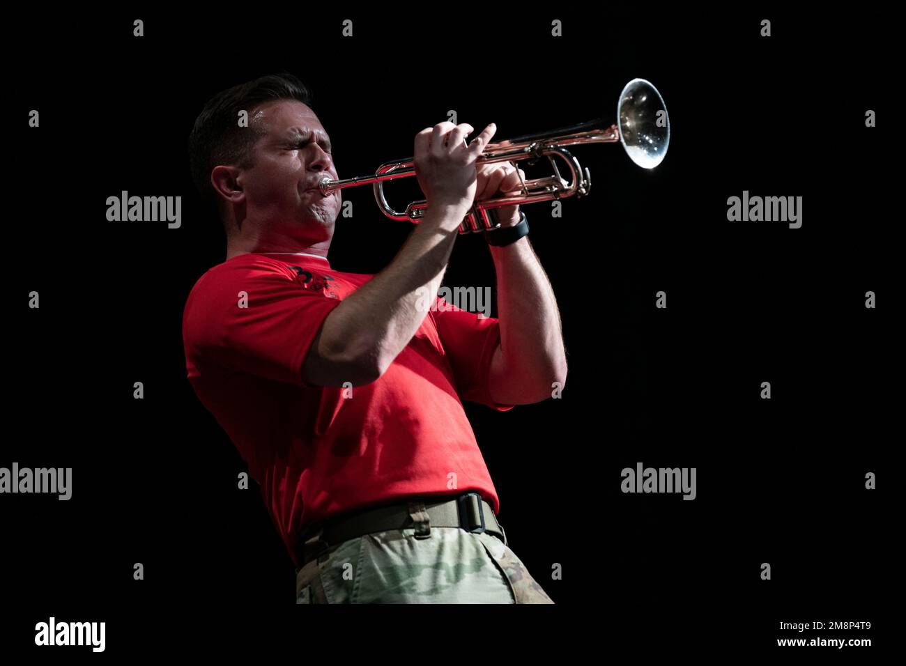 Longwood, Florida, Stati Uniti. 6th Jan, 2023. Chris Pate, trombista della Dogface Brass Band della Fanteria Division Band del 3rd, suona per studenti alla Lyman High School di Longwood, Florida, gennaio. 6, 2023. La band prepara mesi in anticipo per tour e spettacoli come questo. Credito: USA Army/ZUMA Press Wire Service/ZUMAPRESS.com/Alamy Notizie dal vivo Foto Stock