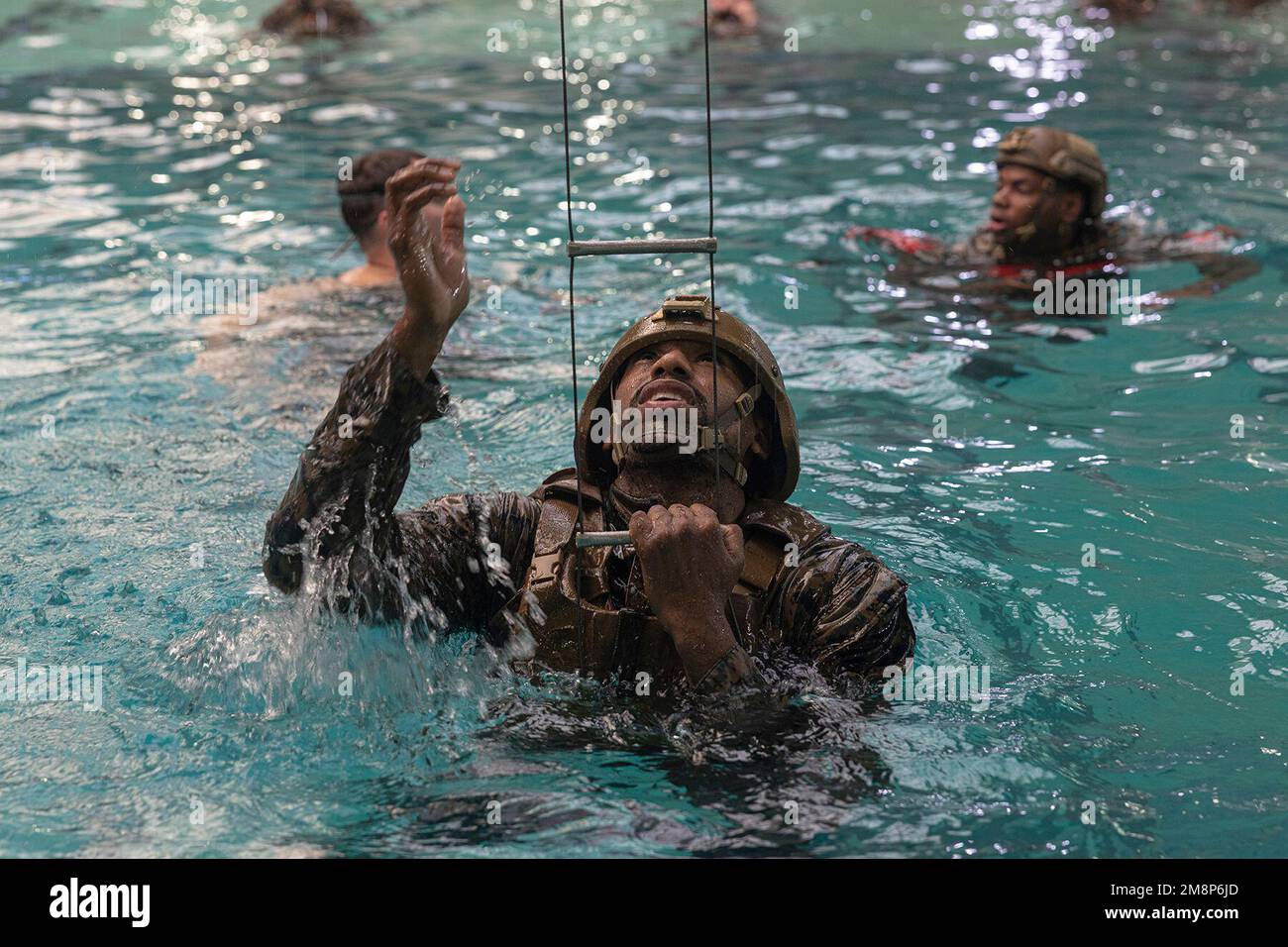 Camp Lejeune, Carolina del Nord, Stati Uniti. 6th Jan, 2023. NEGLI STATI UNITI Marine con il Battaglione Landing Team 1/6, 26th Marine Expeditionary Unit (MEU), si arrampica su una scala per cavi durante una visita, Board, Search, and Cigure (VBSS) corso a Marine Corps base Camp Lejeune, North Carolina, gennaio. 6, 2023. Il corso VBSS è stato ideato per formare la forza marittima ad uso speciale e sostenere gli abilitatori del Gruppo Amphibious Ready/MEU per condurre le operazioni di intercettazione marittima. Credito: USA Marines/ZUMA Press Wire Service/ZUMAPRESS.com/Alamy Notizie dal vivo Foto Stock