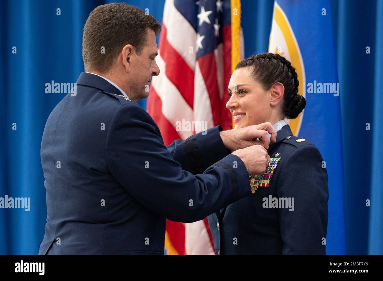 St Paul, Minnesota, Stati Uniti. 7th Jan, 2023. STATI UNITI Michael A. Loh, direttore della Guardia Nazionale aerea, fissa la distinta Croce volante sul Maj. Katie Lunning uniforme St. Paul, Minn., gennaio. 7, 2023. La visita di Loh è stata in onore delle straordinarie azioni di Lunning durante l'evacuazione di Kabul, Afghanistan, il 26 agosto 2021, che ha guadagnato Lunning la distinta decorazione della Croce volante. Credito: USA Air Force/ZUMA Press Wire Service/ZUMAPRESS.com/Alamy Live News Foto Stock