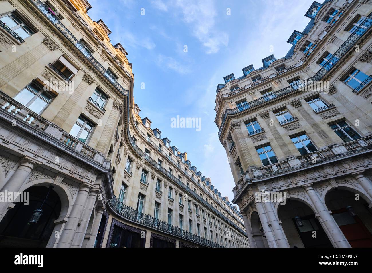 Parigi, Francia - Maggio, 2022: Guardando in alto da Piazza Édouard VII (Place Édouard Chaussée-d'antin) Vista dell'architettura haussmann Foto Stock