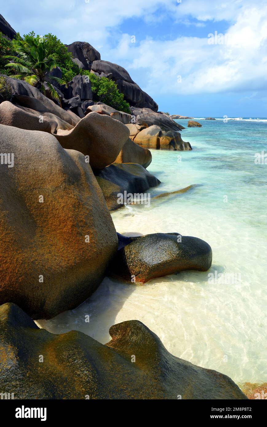 Costa dell'isola tropicale di la Digue, Oceano Indiano, Seychelles. Foto Stock