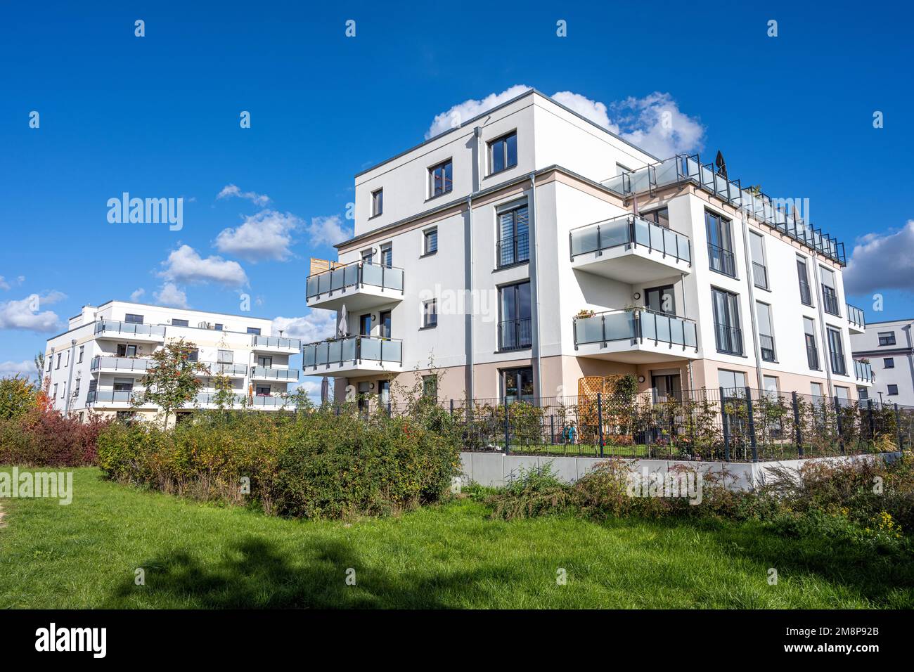 Piccoli edifici di appartamenti multifamiliari in un'area di sviluppo vista a Berlino, Germania Foto Stock
