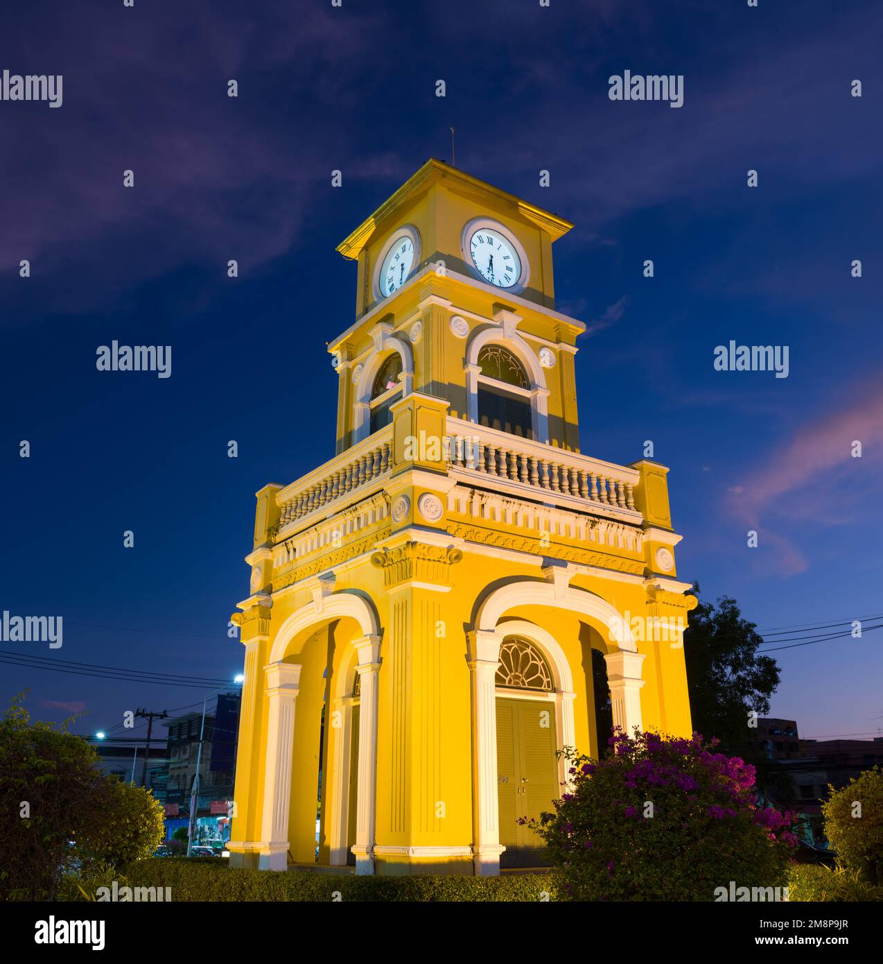 Città vecchia di Phuket. Famoso edificio della torre dell'orologio a sera. Architettura sino-portoghese. Destinazioni di viaggio principali in Thailandia Foto Stock