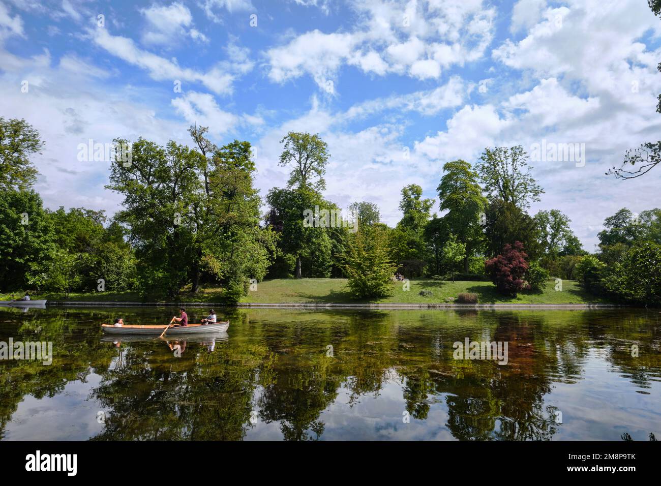 Parigi, Francia - Maggio, 2022: Vista del lago inferiore nel Bois de Boulogne e riflessioni della natura Foto Stock