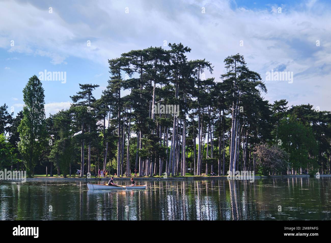 Parigi, Francia - Maggio, 2022: Vista del lago inferiore nel Bois de Boulogne e riflessioni della natura Foto Stock