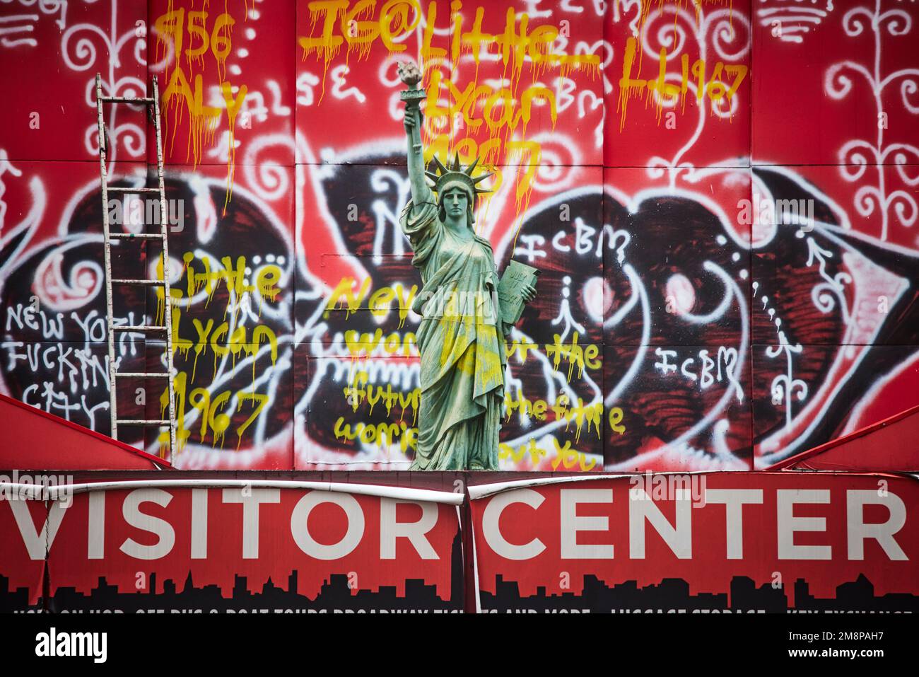 New York City Manhattan 777 8th Avenue Visitor Centre con piccola Statua della libertà coperta di graffiti Foto Stock