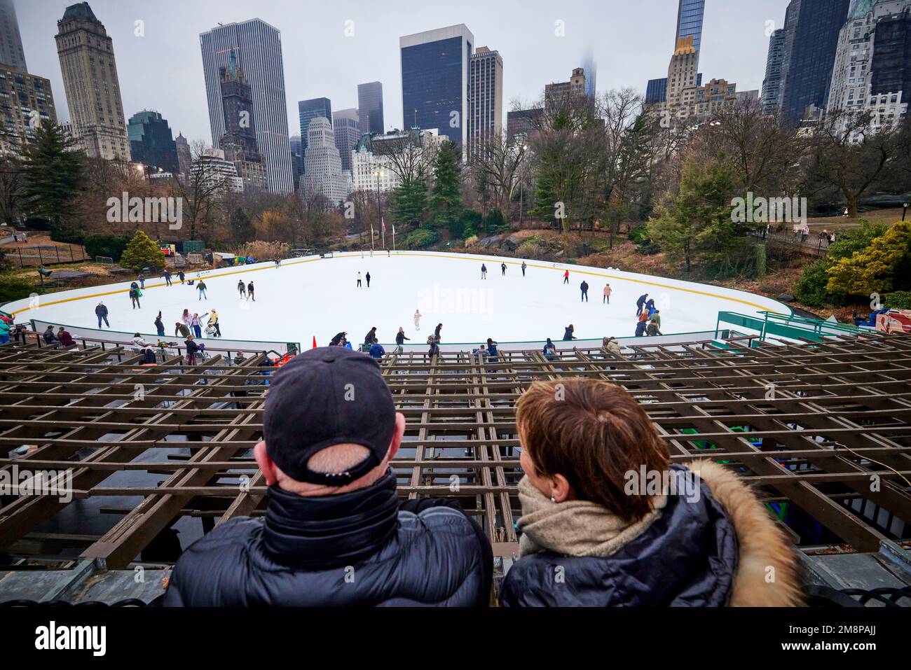 Pista di pattinaggio su ghiaccio Manhattan Central Park di New York Foto Stock