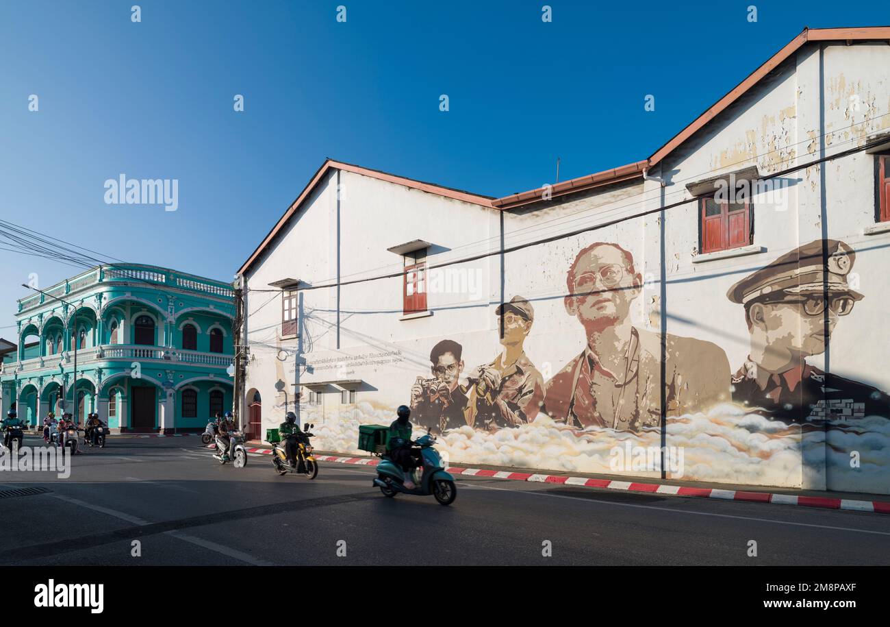 Phuket, Thailandia. Novembre 28, 2022. Città vecchia di Phuket. Famosa vecchia strada colorata ed edifici. Architettura sino-portoghese. Destinazioni di viaggio principali Foto Stock