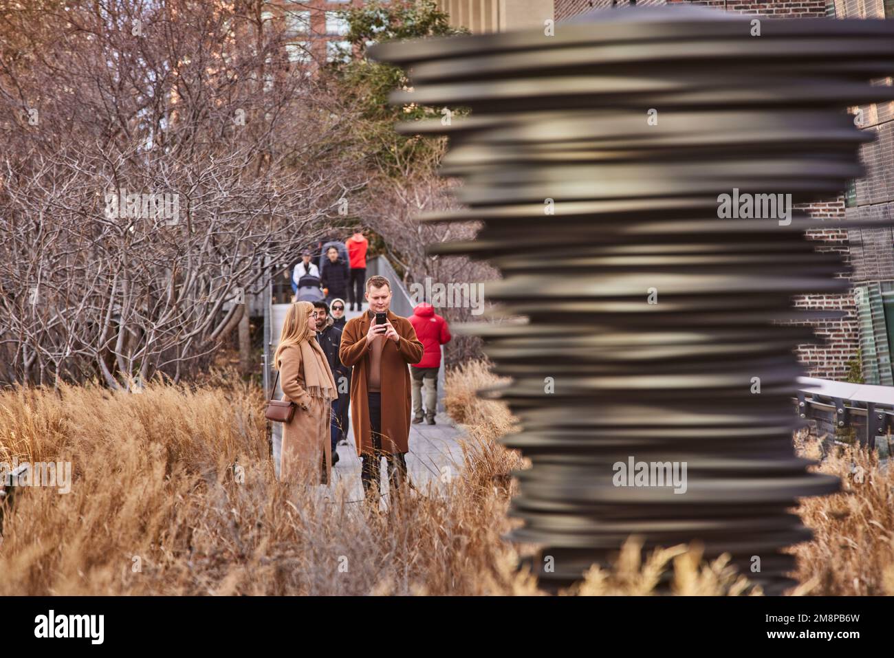 New York City Manhattan High Line elevato parco lineare, greenway e percorso ferroviario creato su un ex sperone ferroviario New York Central Railroad Foto Stock