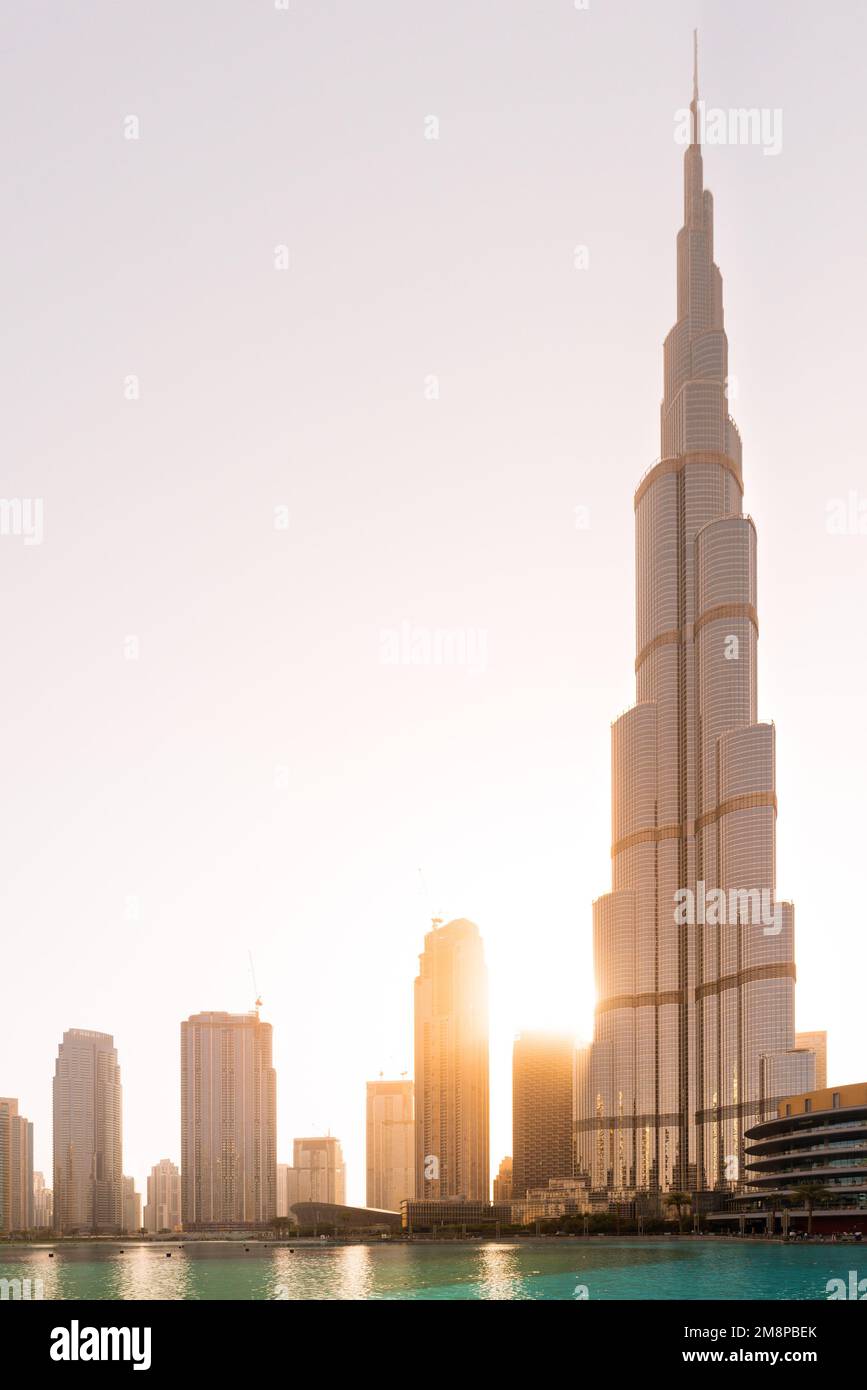Lo skyline di Dubai al tramonto, con Burj Khalifa che torreggia sui grattacieli circostanti Foto Stock