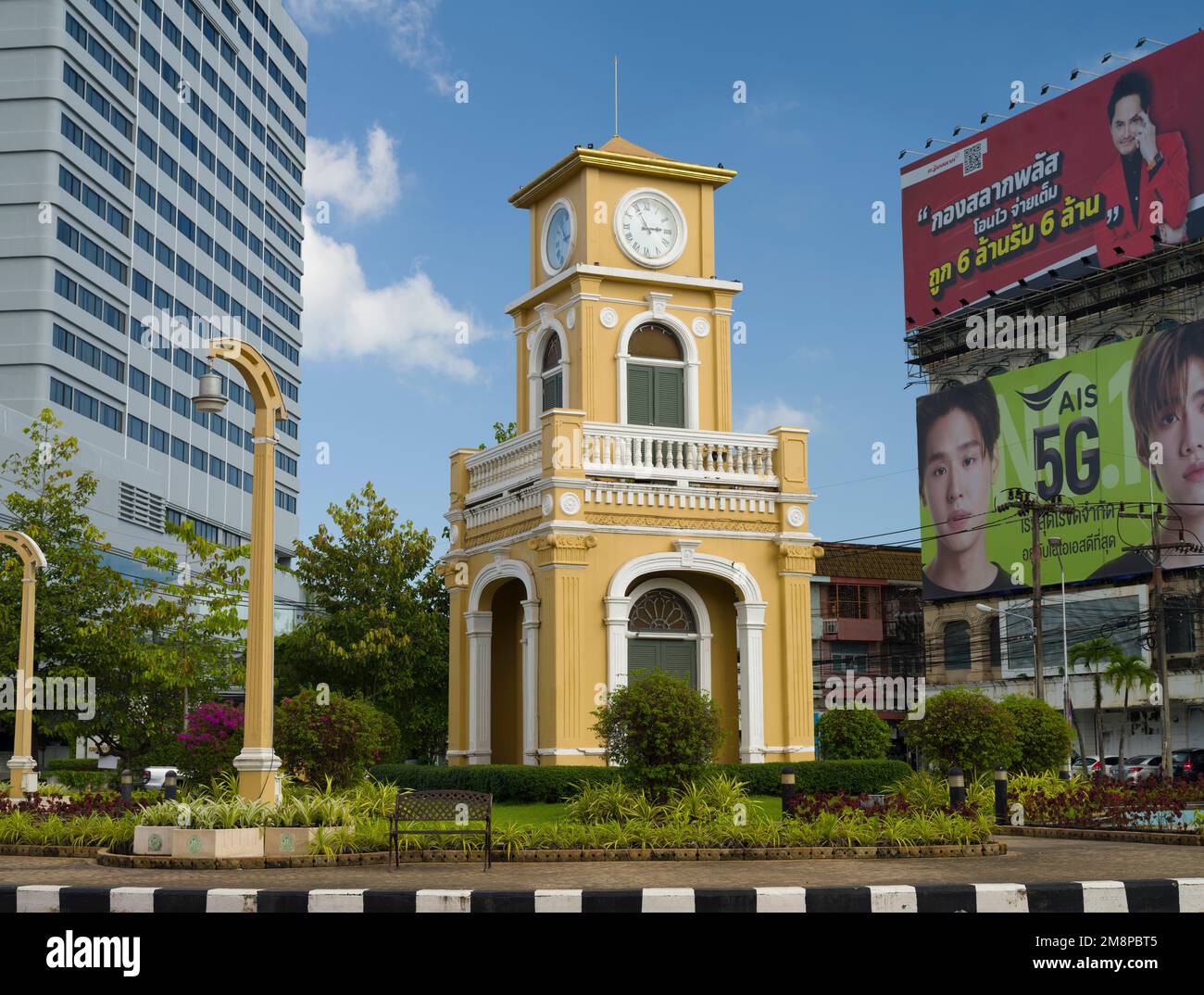 Phuket, Thailandia. Novembre 28, 2022. Città vecchia di Phuket. Famosa vecchia torre dell'orologio. Architettura sino-portoghese. Destinazioni di viaggio principali in Thailandia Foto Stock