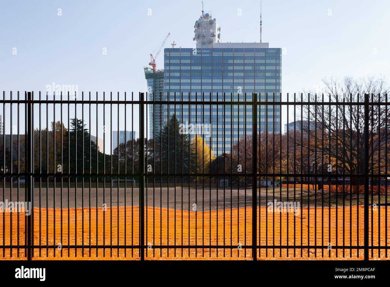 NHK Broadcasting Center dietro una recinzione nel parco di Yoyogi. Shibuya, Tokyo, Giappone. Foto Stock