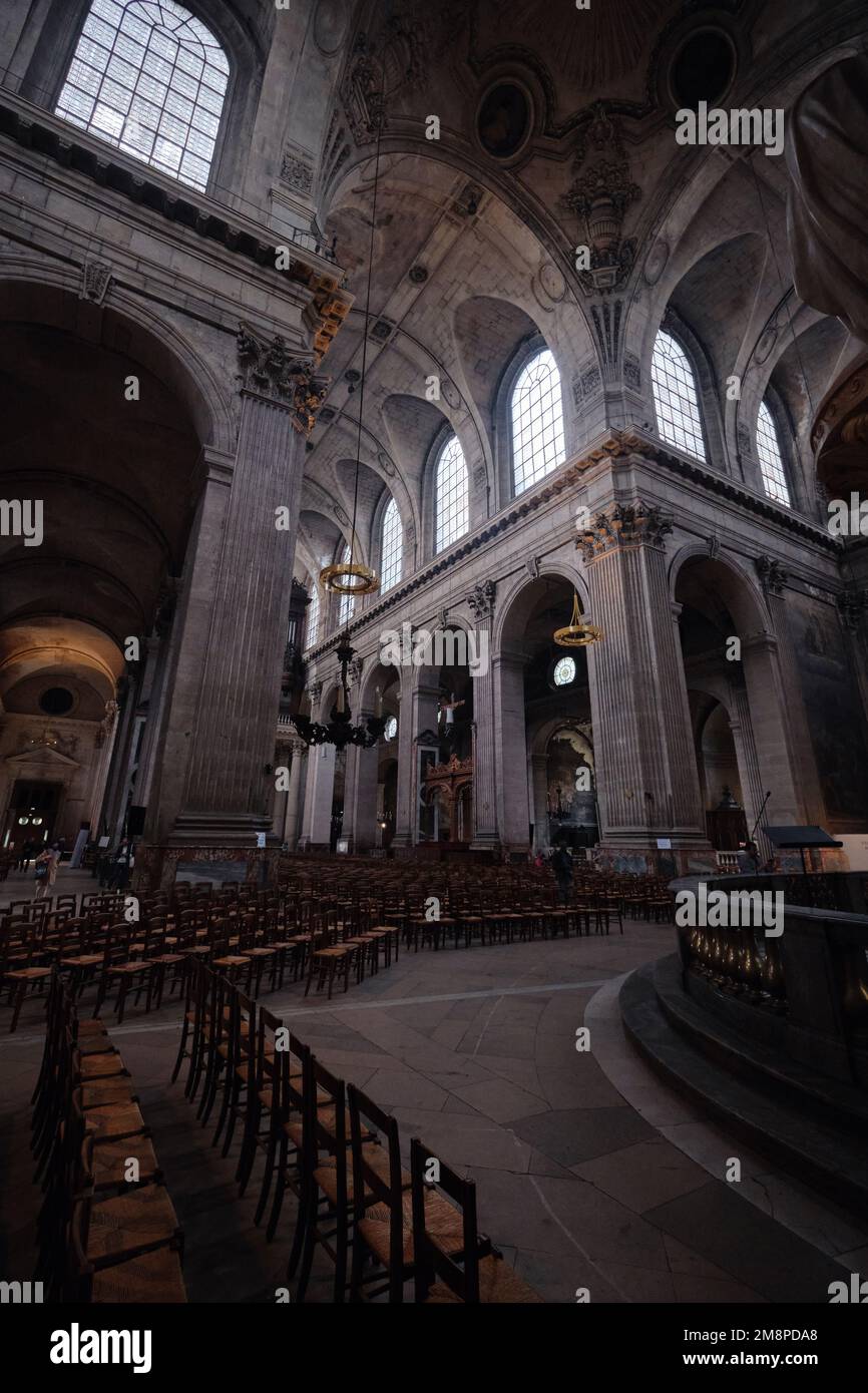 Parigi, Francia - Maggio, 2022: Vista interna della Chiesa di Saint Sulpice, Parigi Foto Stock