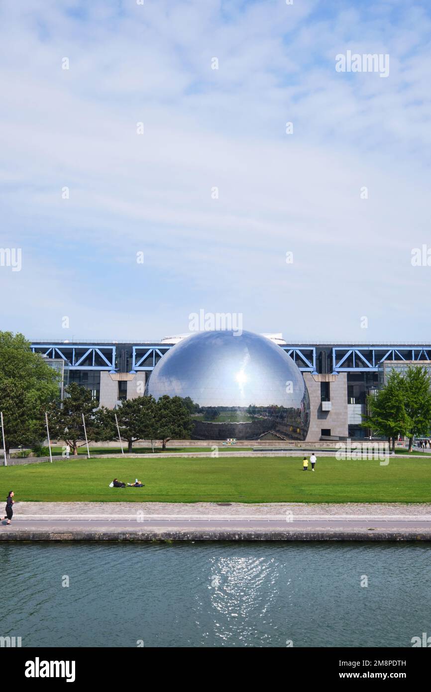 Parigi, Francia - Maggio, 2022: La Geode nel Parc de la Villette. Cupola geodetica speculare teatro Omnimax presso la Cite des Sciences et de l Industrie Foto Stock