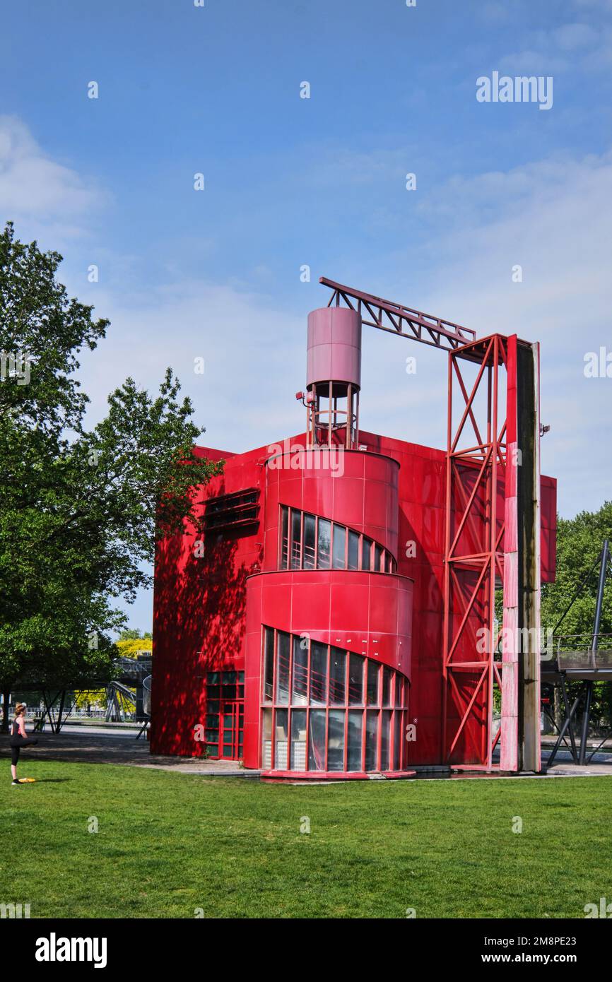 Parigi, Francia - Maggio, 2022: Parc de la Villette, Padiglione Rosso 01 edificio nel parco Foto Stock