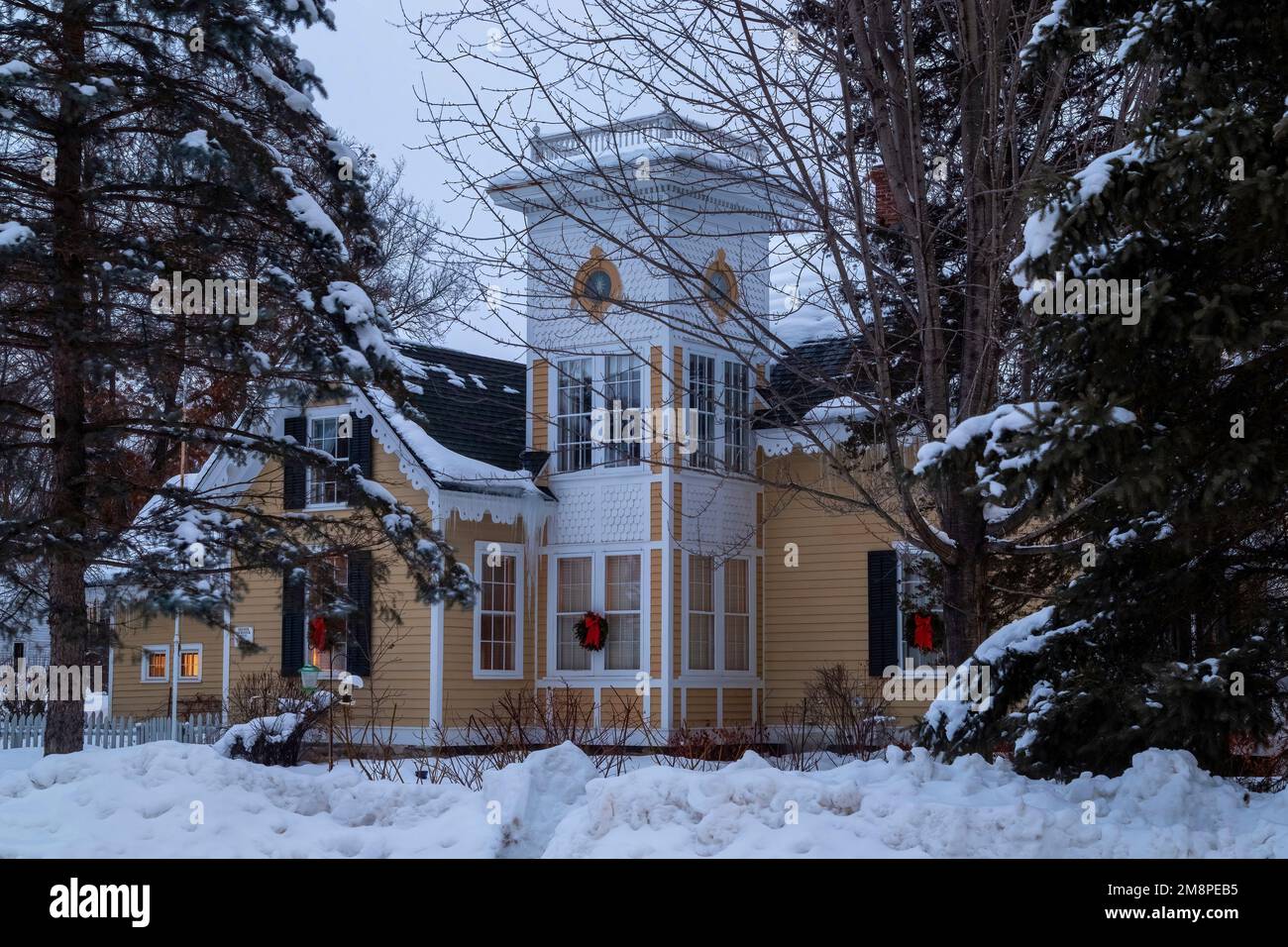 Storico 1858 Samuel B. Dresser-1893 torre aggiunta-Dr. Horace G. Murdock casa decorata con corone natalizie in un giorno d'inverno a Taylors Falls, Minnesota. Foto Stock