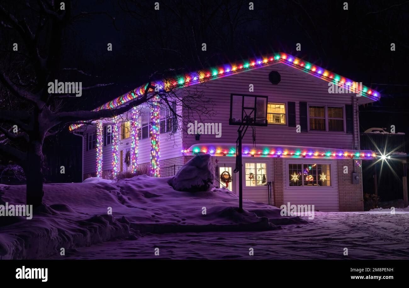 1960s casa con una luce viola decorata con luci di Natale in una fredda notte d'inverno a Taylors Falls, Minnesota USA. Foto Stock