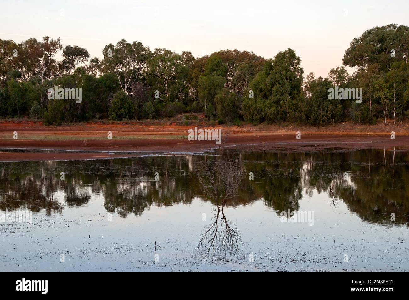 Cobar Australia, bassi livelli d'acqua del serbatoio di newey al crepuscolo Foto Stock